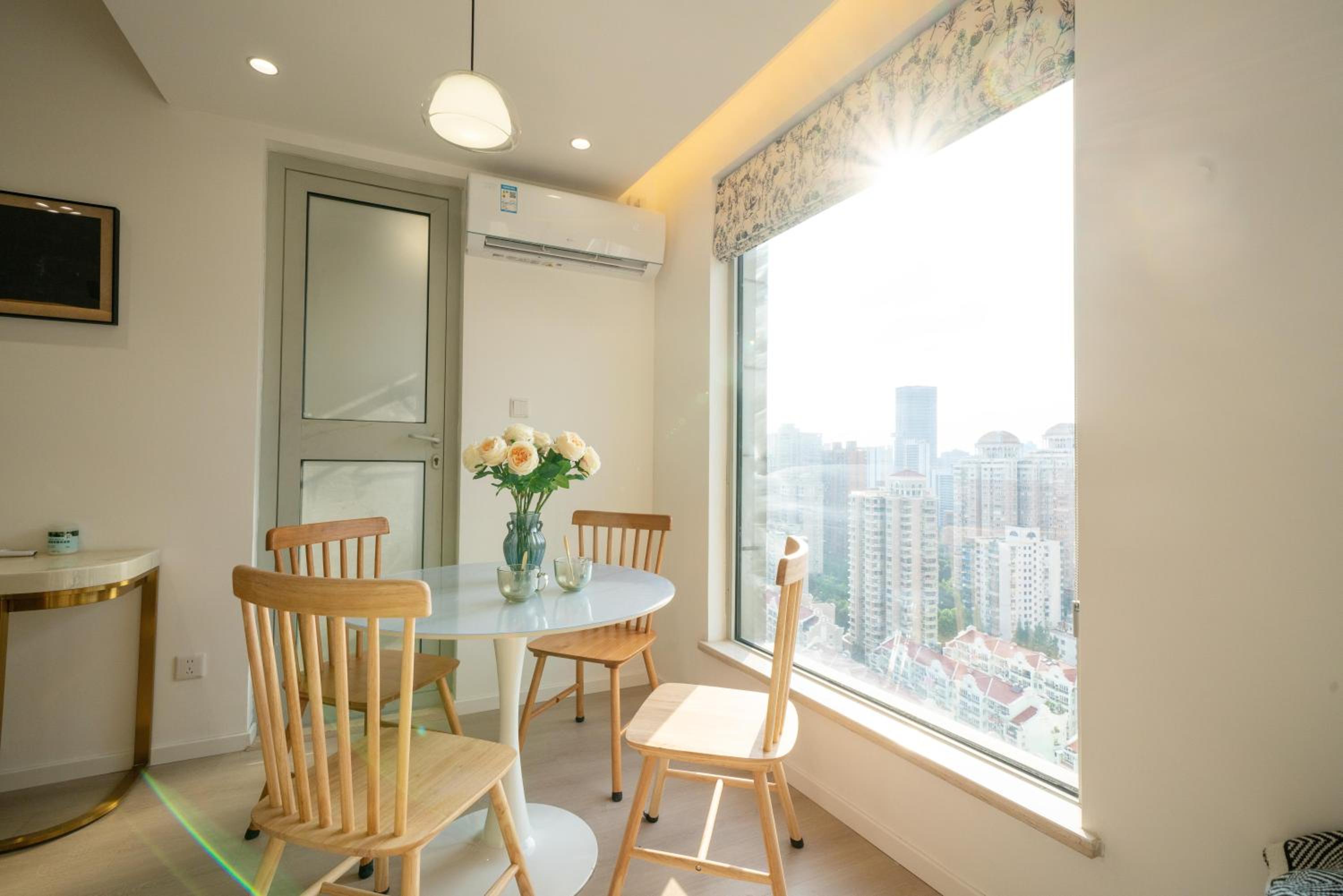 Yi Du Home with Double Views-At West Nanjing Road, Near Metro, Cards OK