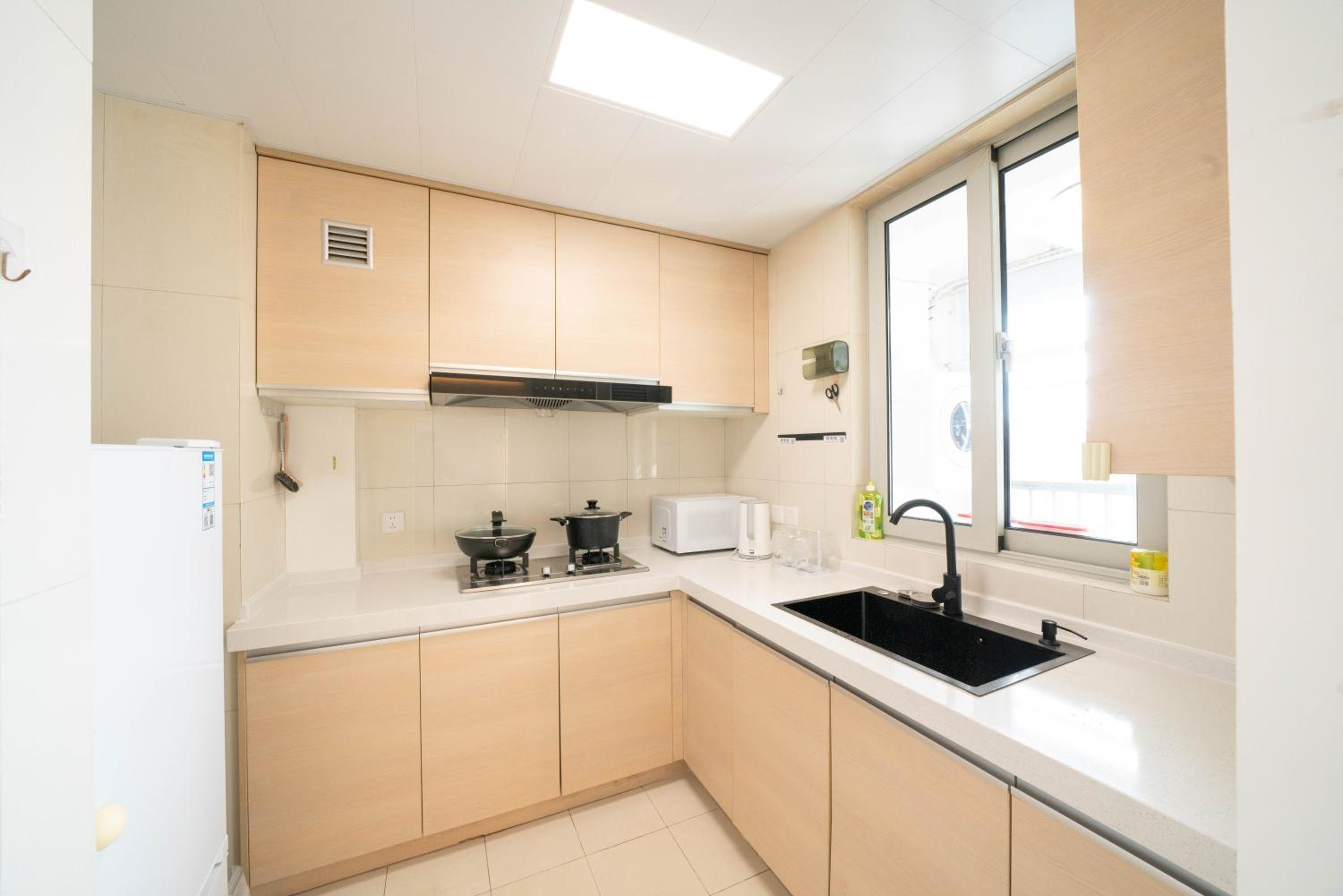 Yi Du Home with Double Views-At West Nanjing Road, Near Metro, Cards OK