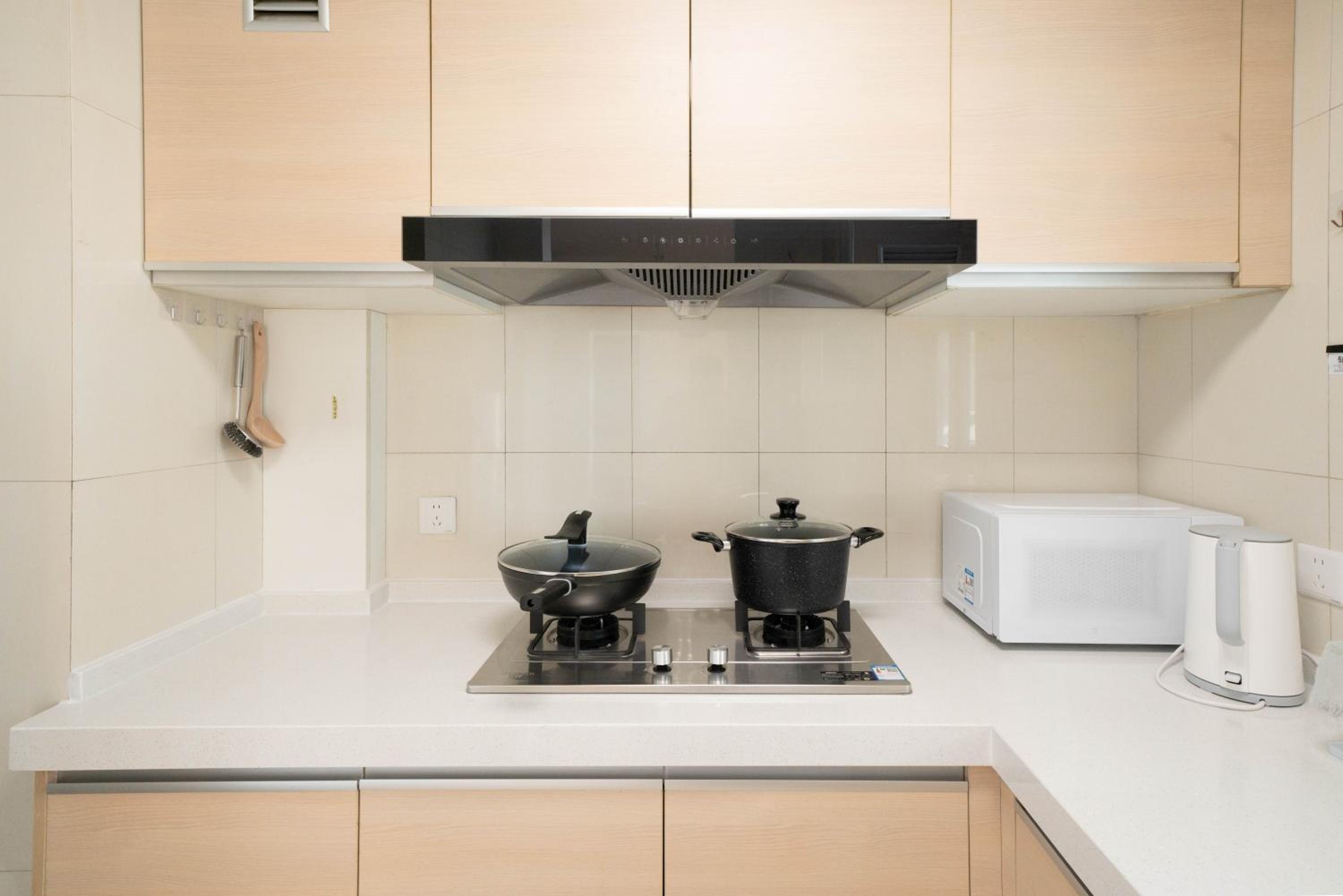 Yi Du Home with Double Views-At West Nanjing Road, Near Metro, Cards OK