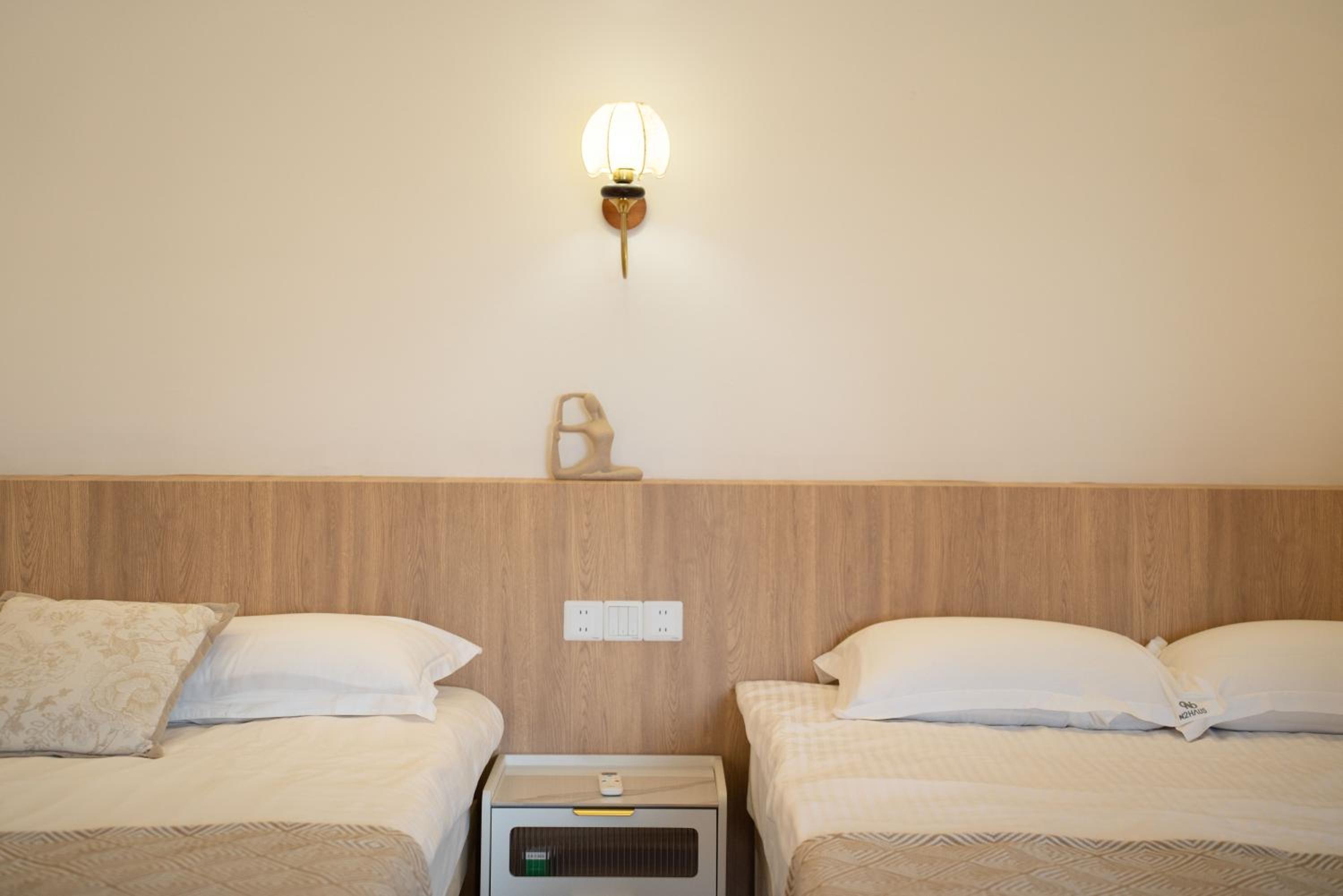 Yi Du Home with Double Views-At West Nanjing Road, Near Metro, Cards OK