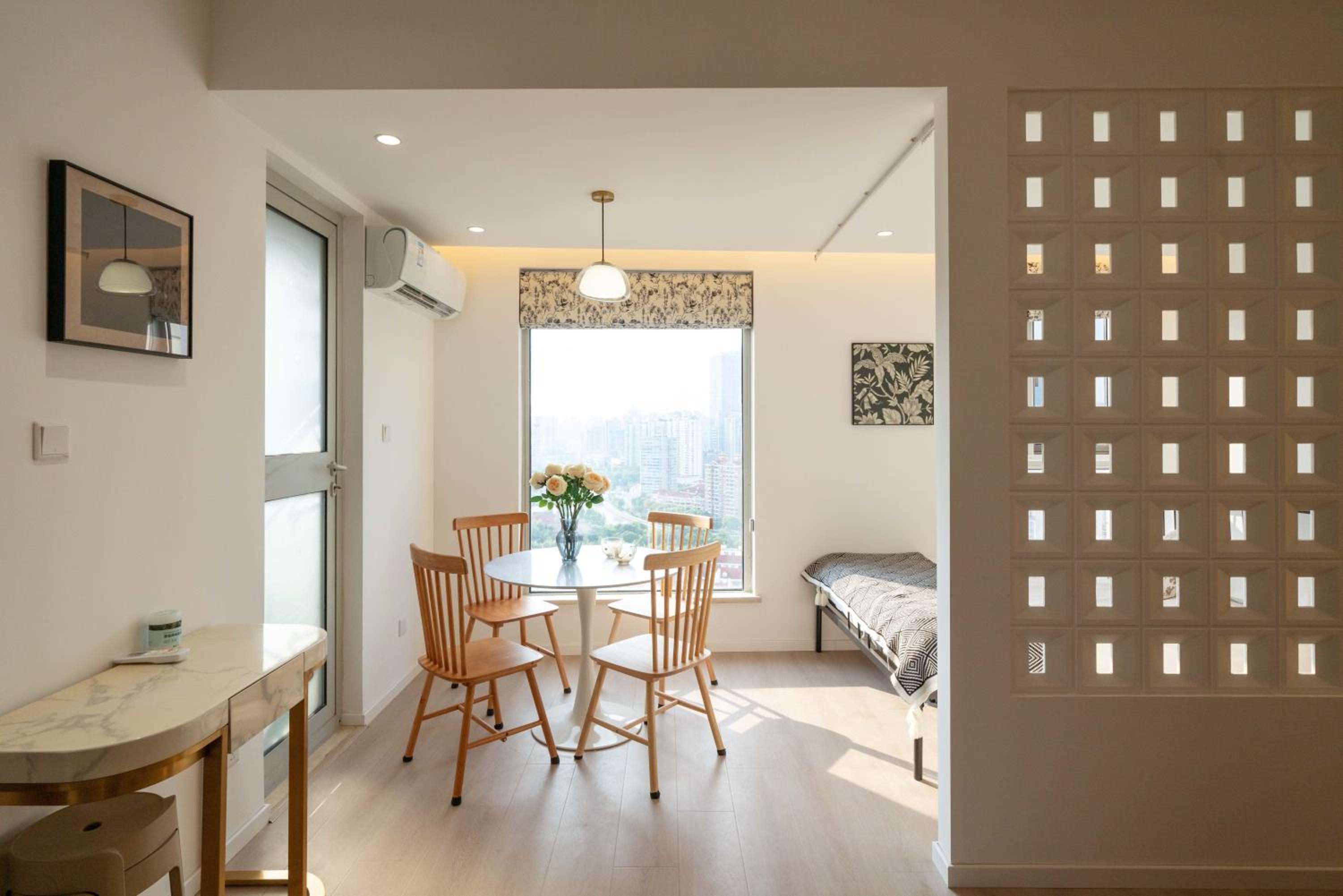 Yi Du Home with Double Views-At West Nanjing Road, Near Metro, Cards OK