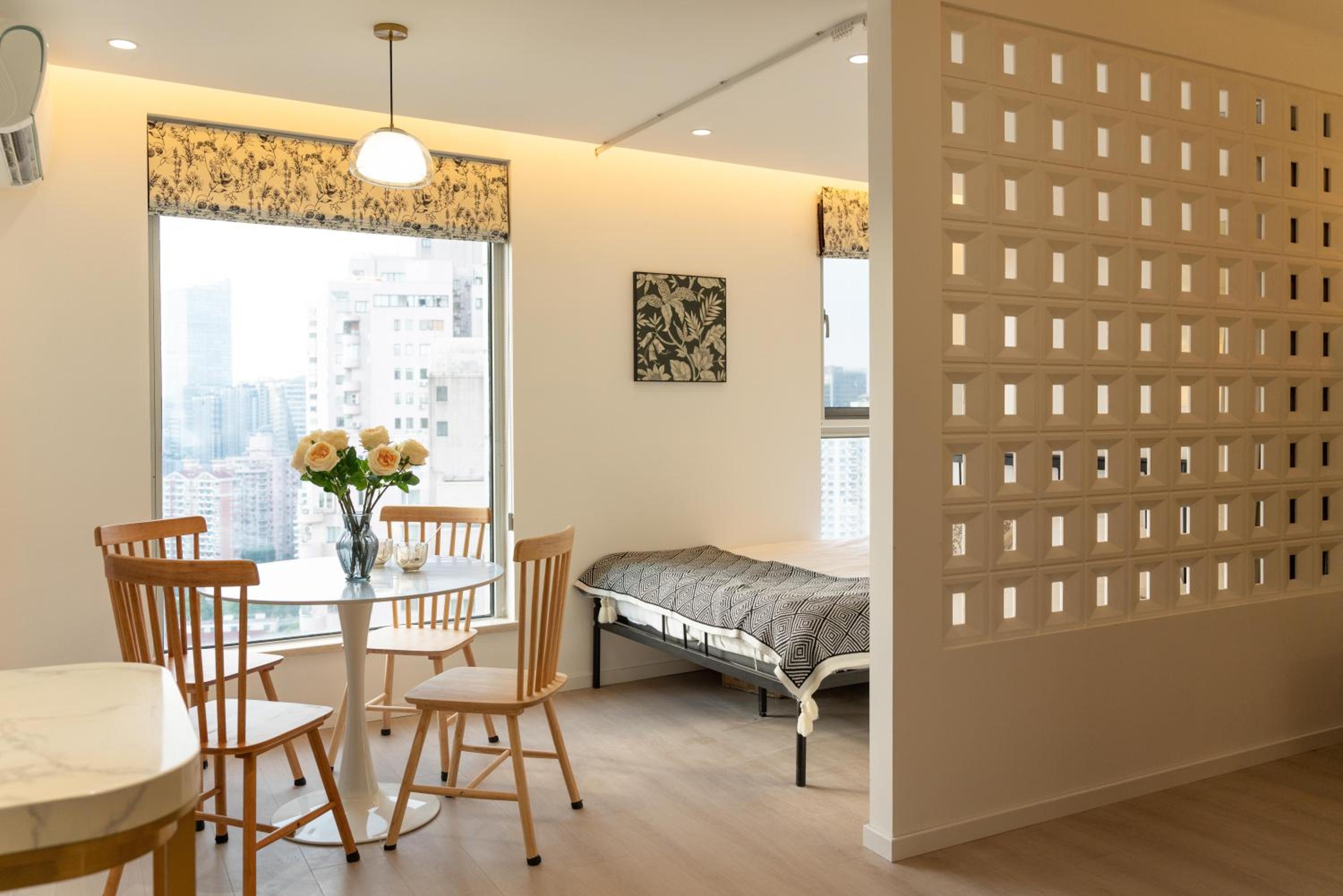 Yi Du Home with Double Views-At West Nanjing Road, Near Metro, Cards OK