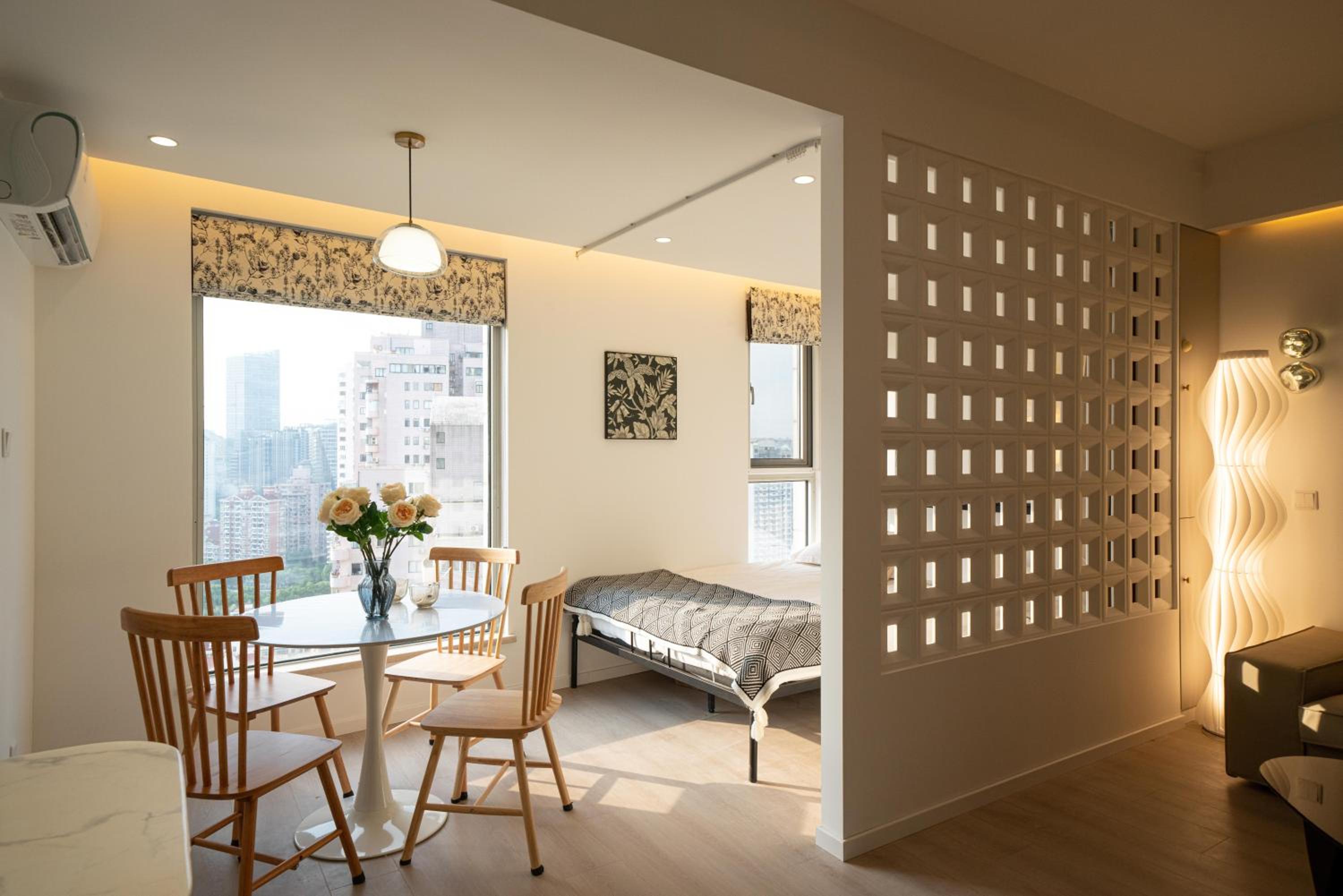 Yi Du Home with Double Views-At West Nanjing Road, Near Metro, Cards OK