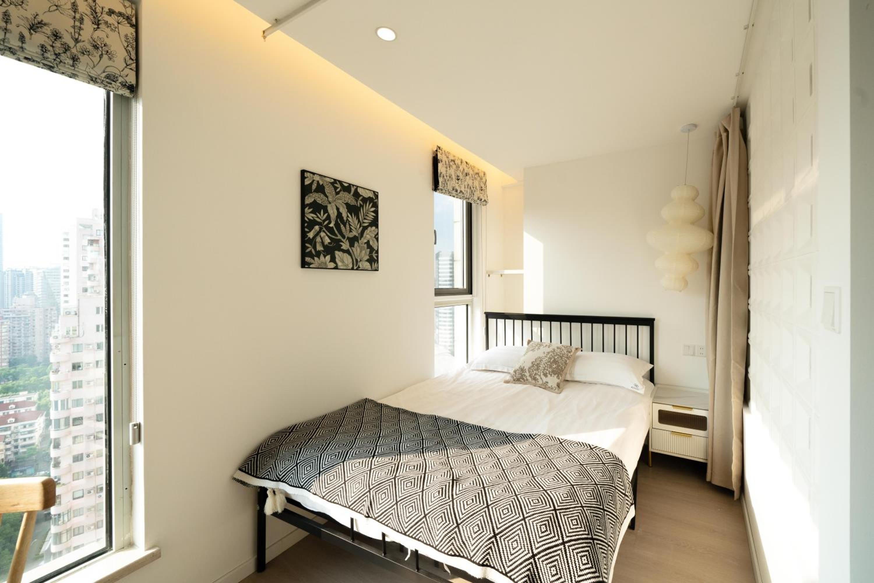 Yi Du Home with Double Views-At West Nanjing Road, Near Metro, Cards OK