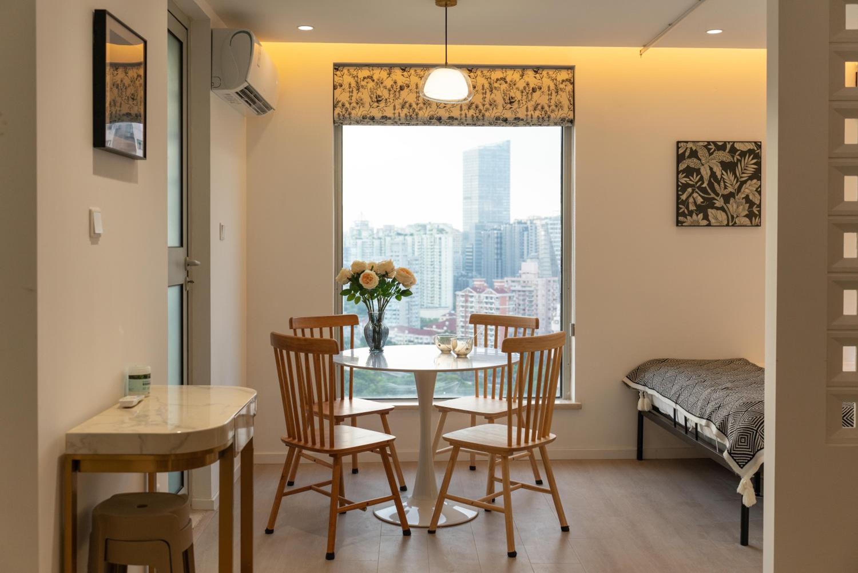 Yi Du Home with Double Views-At West Nanjing Road, Near Metro, Cards OK