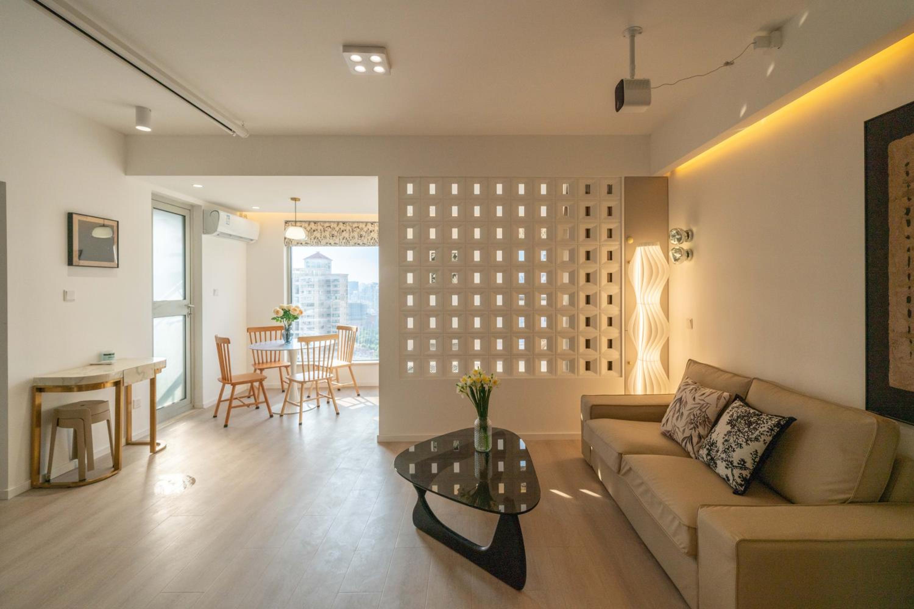 Yi Du Home with Double Views-At West Nanjing Road, Near Metro, Cards OK