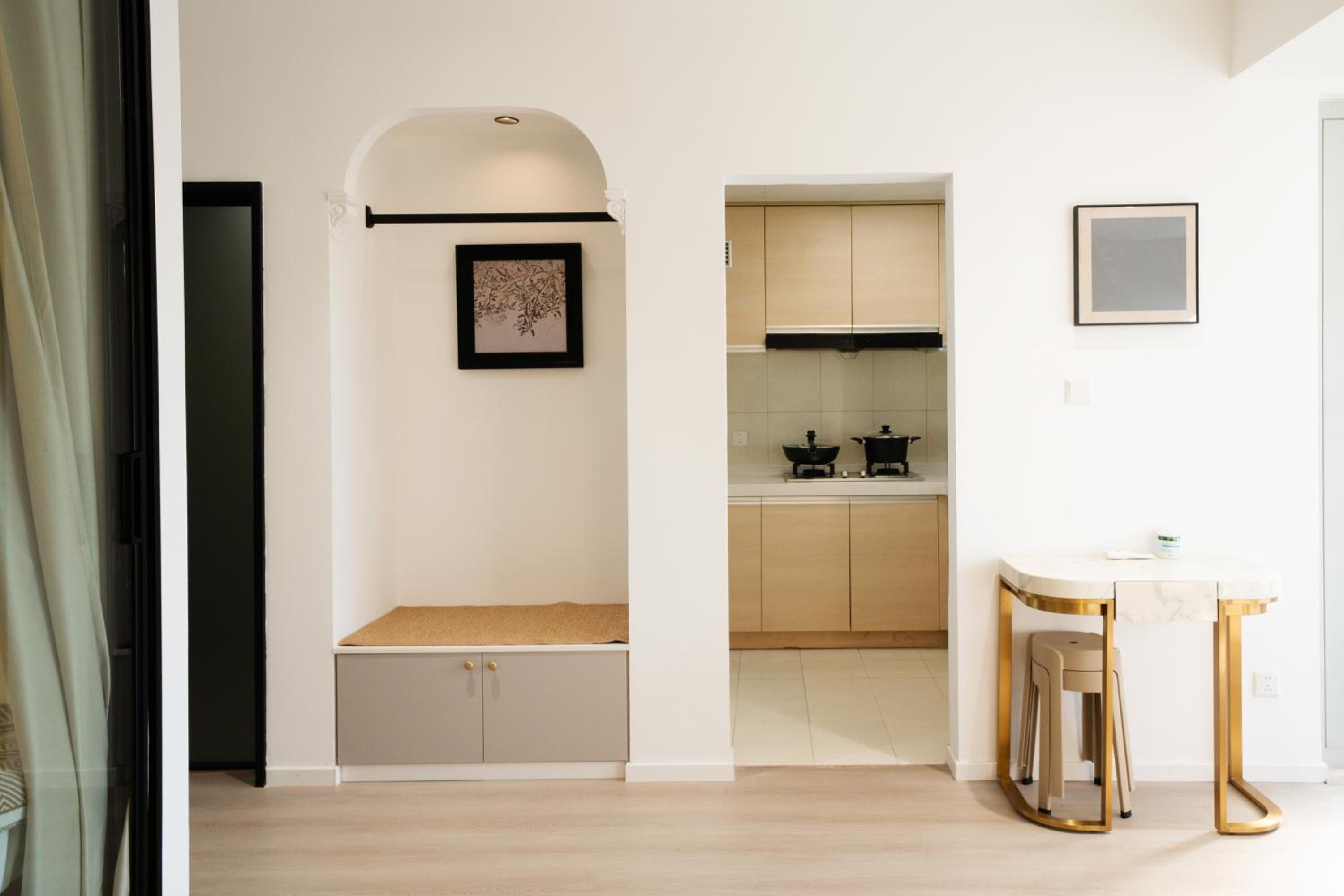 Yi Du Home with Double Views-At West Nanjing Road, Near Metro, Cards OK