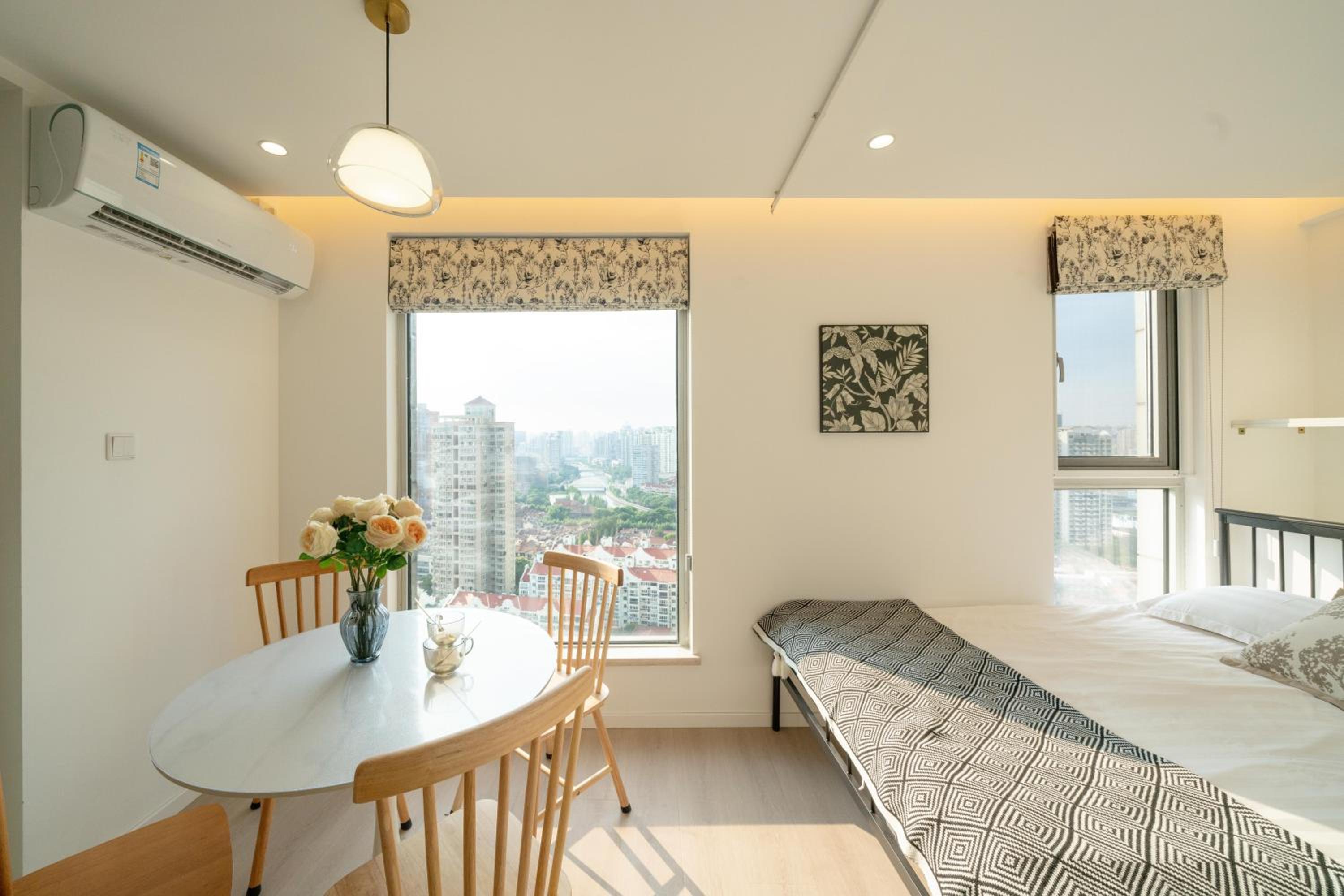 Yi Du Home with Double Views-At West Nanjing Road, Near Metro, Cards OK