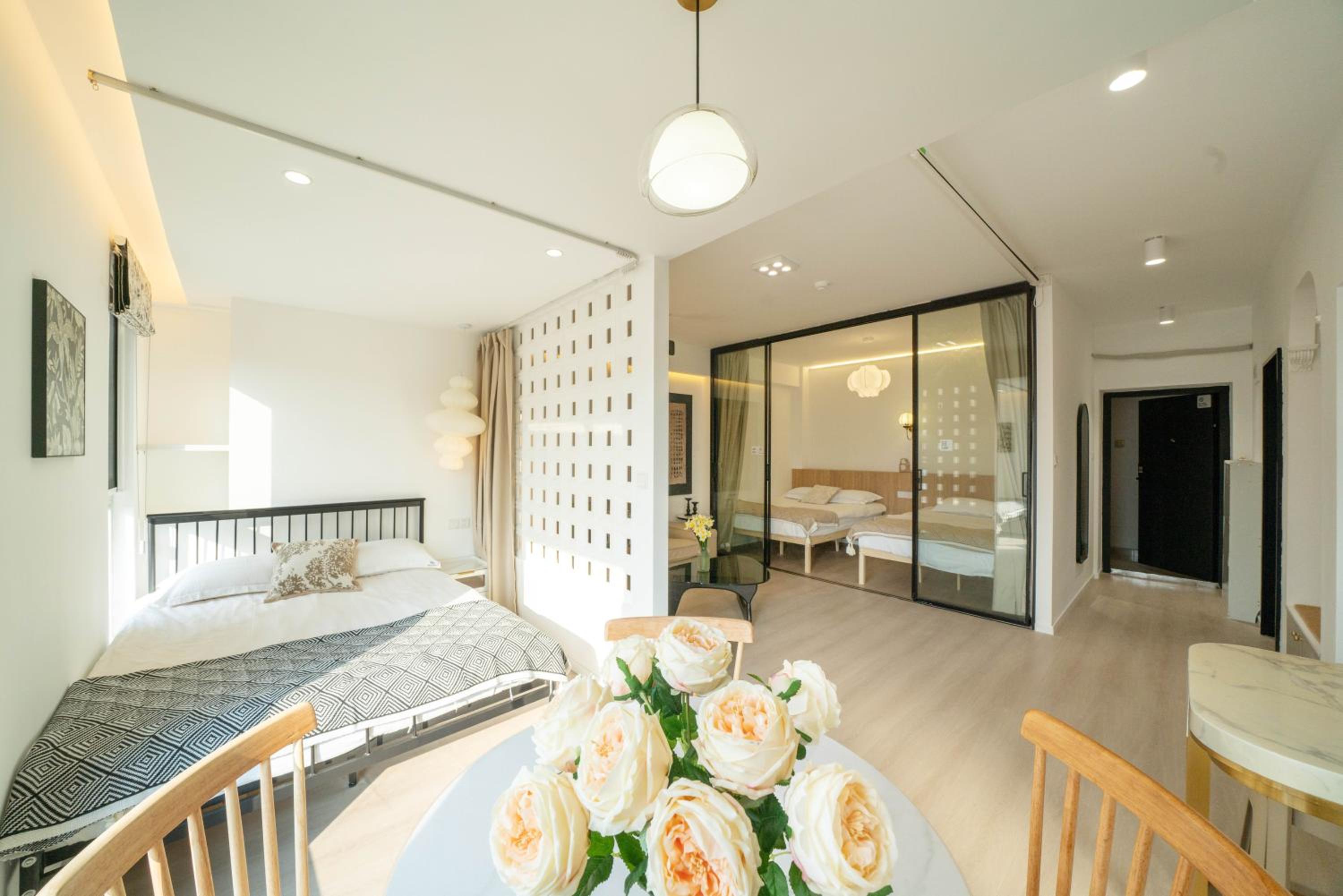 Yi Du Home with Double Views-At West Nanjing Road, Near Metro, Cards OK
