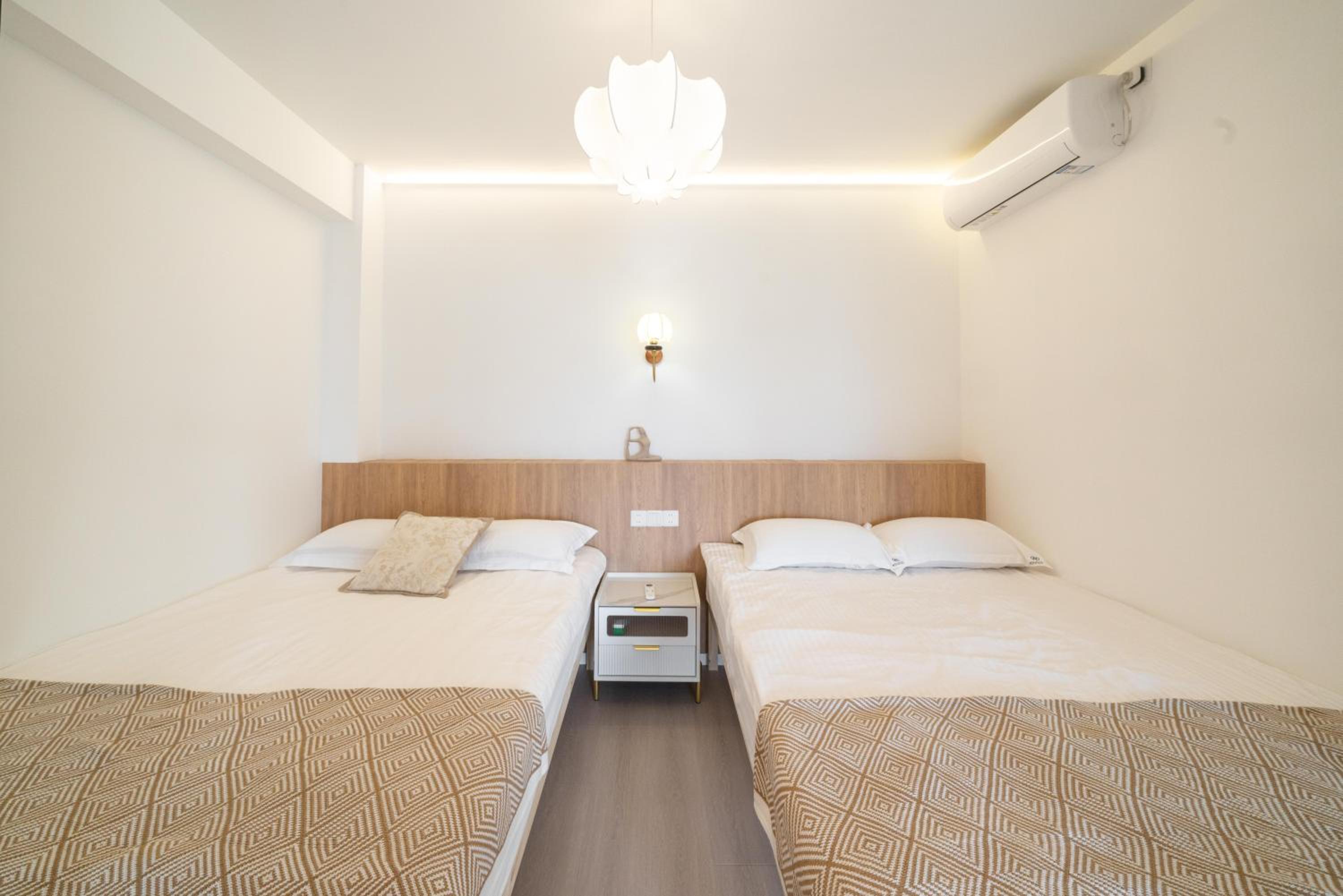 Yi Du Home with Double Views-At West Nanjing Road, Near Metro, Cards OK