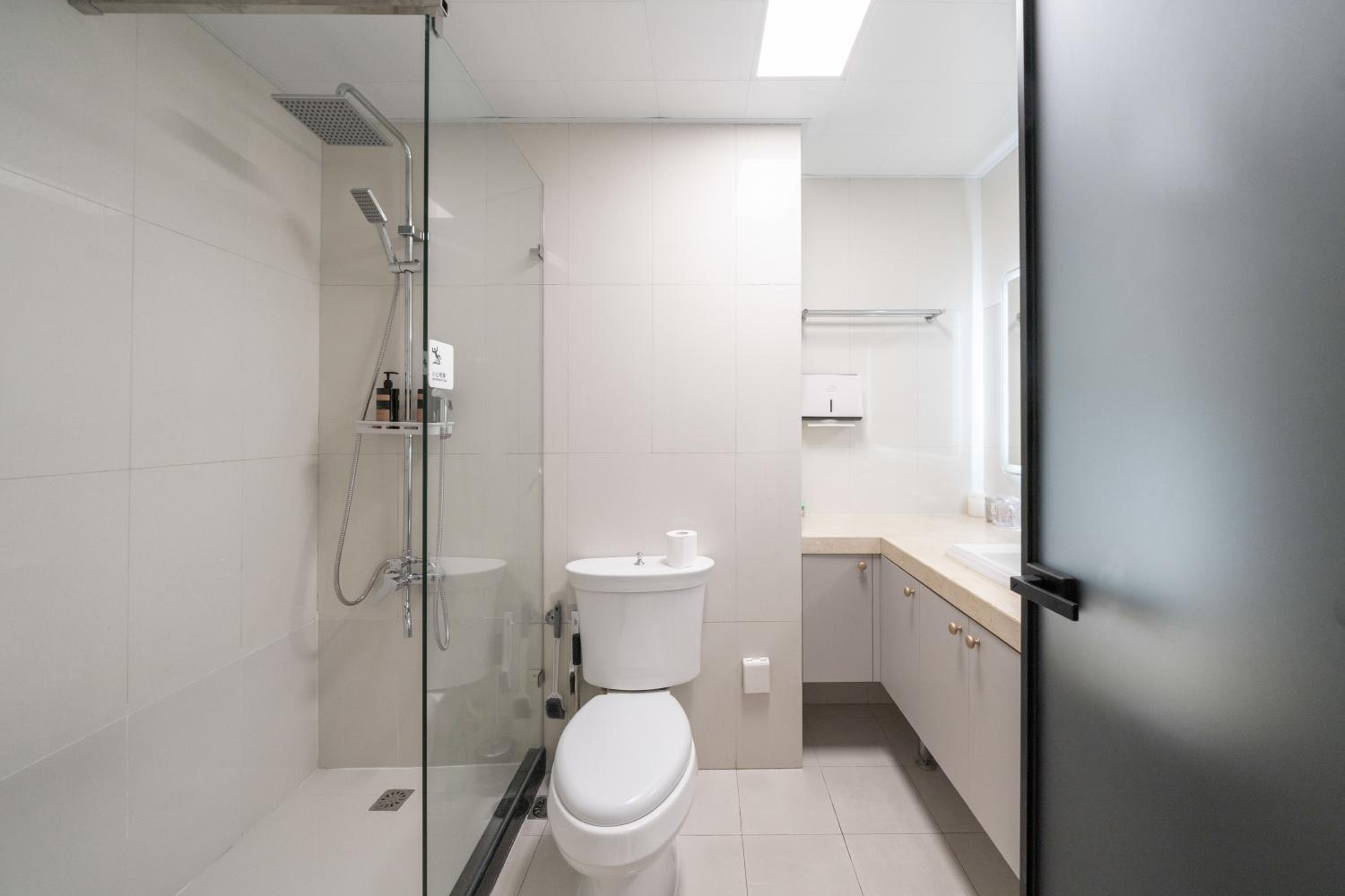 Yi Du Home with Double Views-At West Nanjing Road, Near Metro, Cards OK
