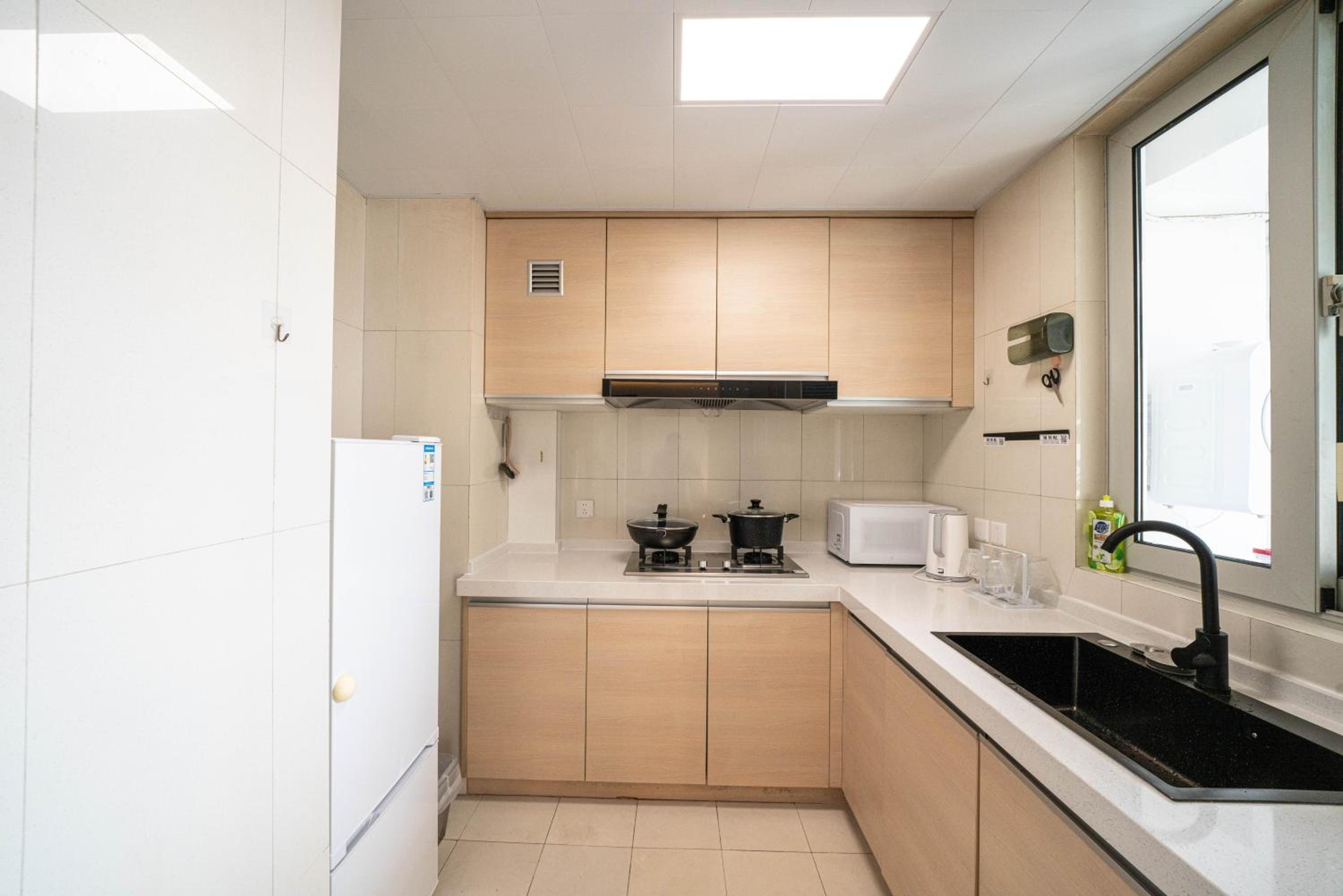 Yi Du Home with Double Views-At West Nanjing Road, Near Metro, Cards OK