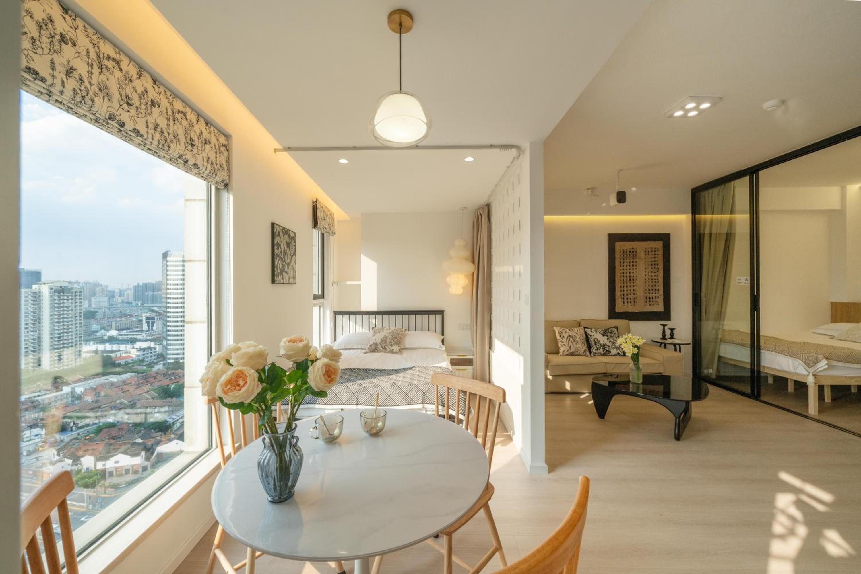 Yi Du Home with Double Views-At West Nanjing Road, Near Metro, Cards OK