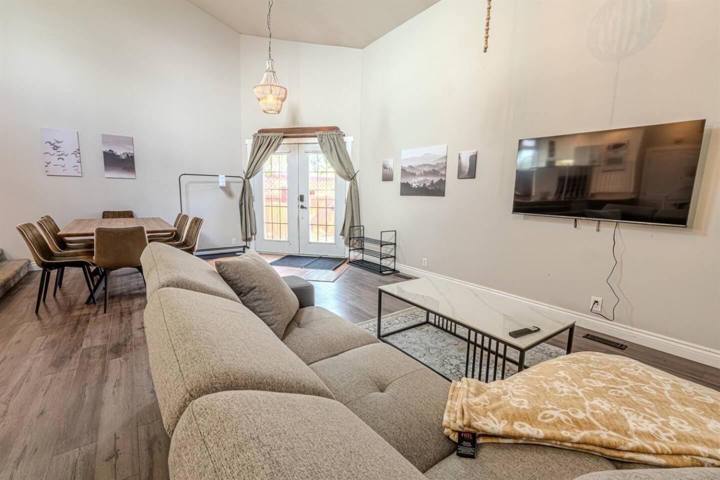 On the TransCanada, AC, 3BR, 3Sofa Bed for upto 12 sleeps