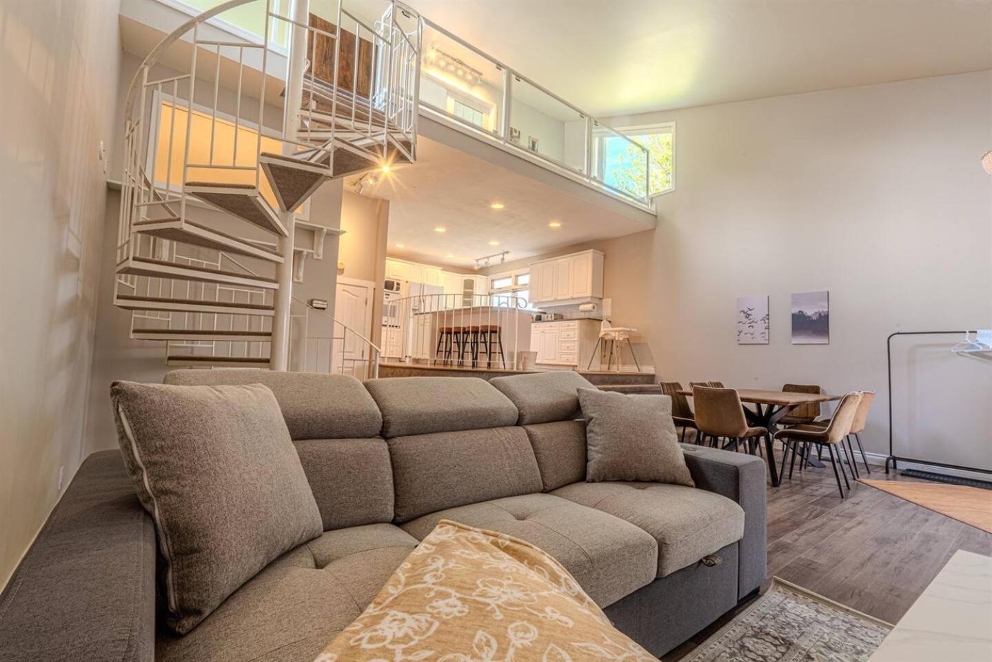 On the TransCanada, AC, 3BR, 3Sofa Bed for upto 12 sleeps