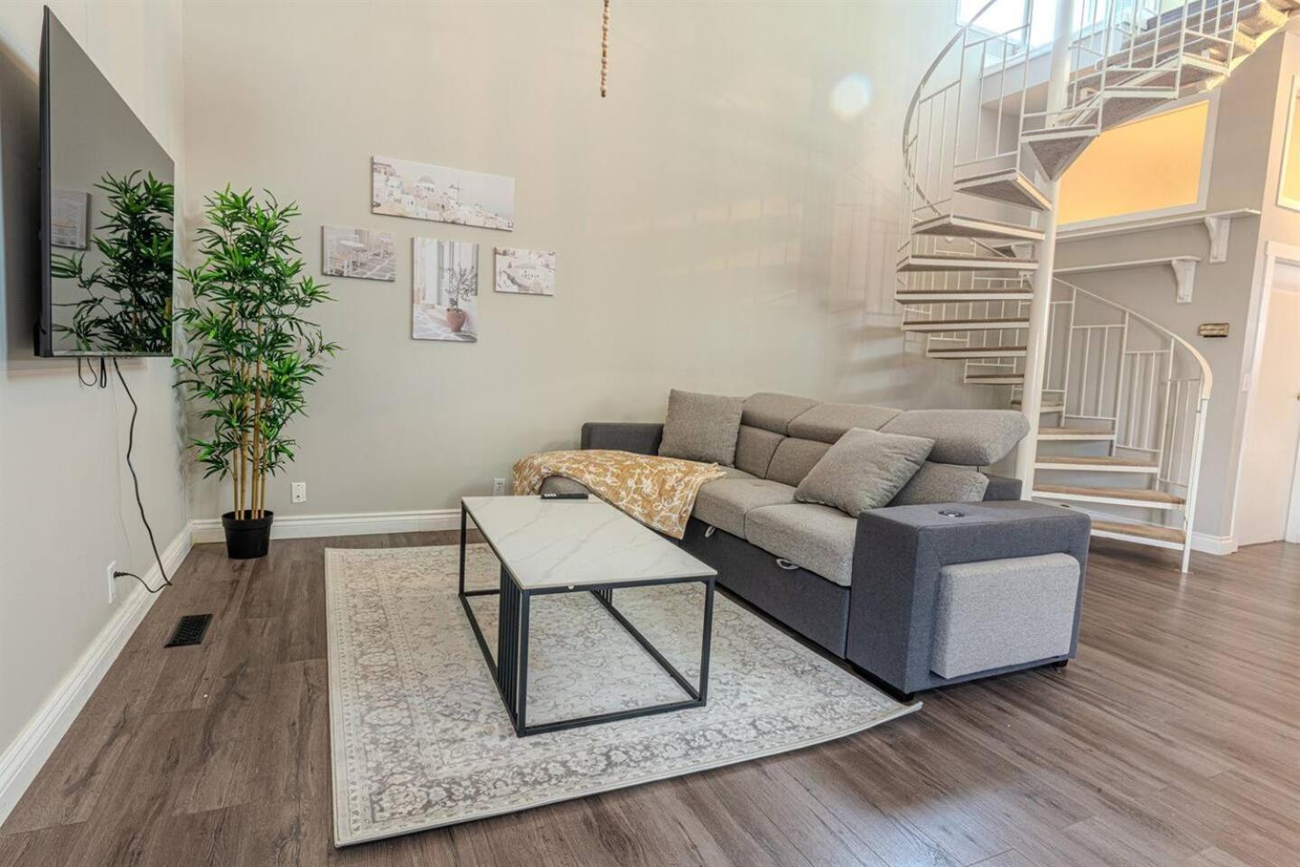On the TransCanada, AC, 3BR, 3Sofa Bed for upto 12 sleeps
