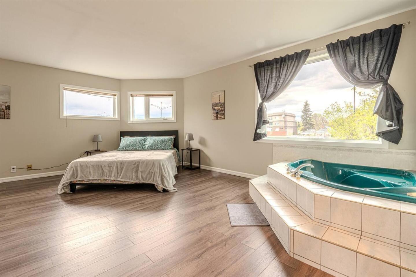 On the TransCanada, AC, 3BR, 3Sofa Bed for upto 12 sleeps