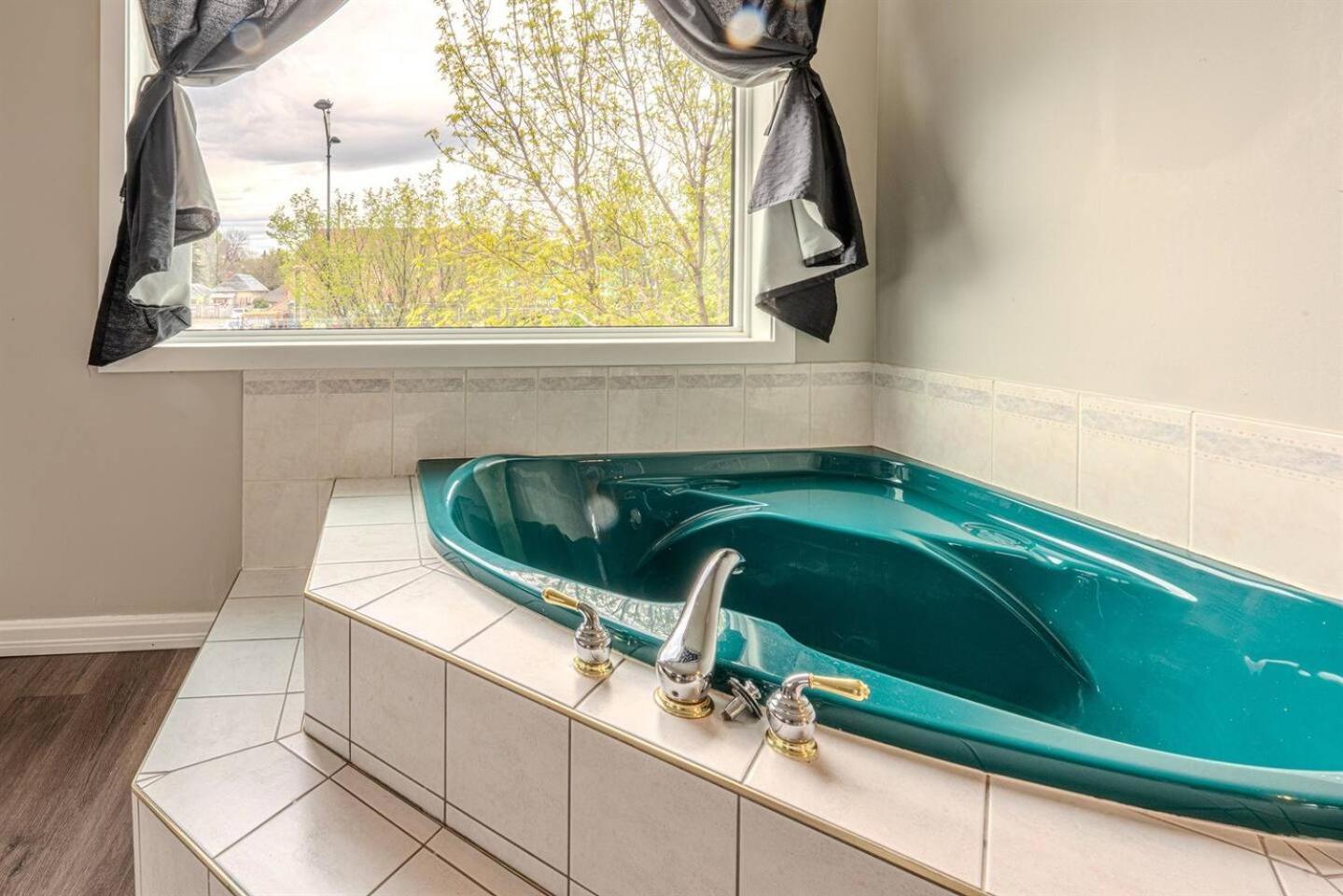 On the TransCanada, AC, 3BR, 3Sofa Bed for upto 12 sleeps