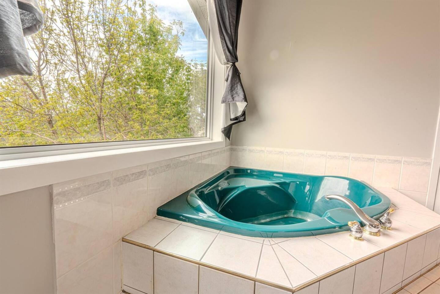 On the TransCanada, AC, 3BR, 3Sofa Bed for upto 12 sleeps