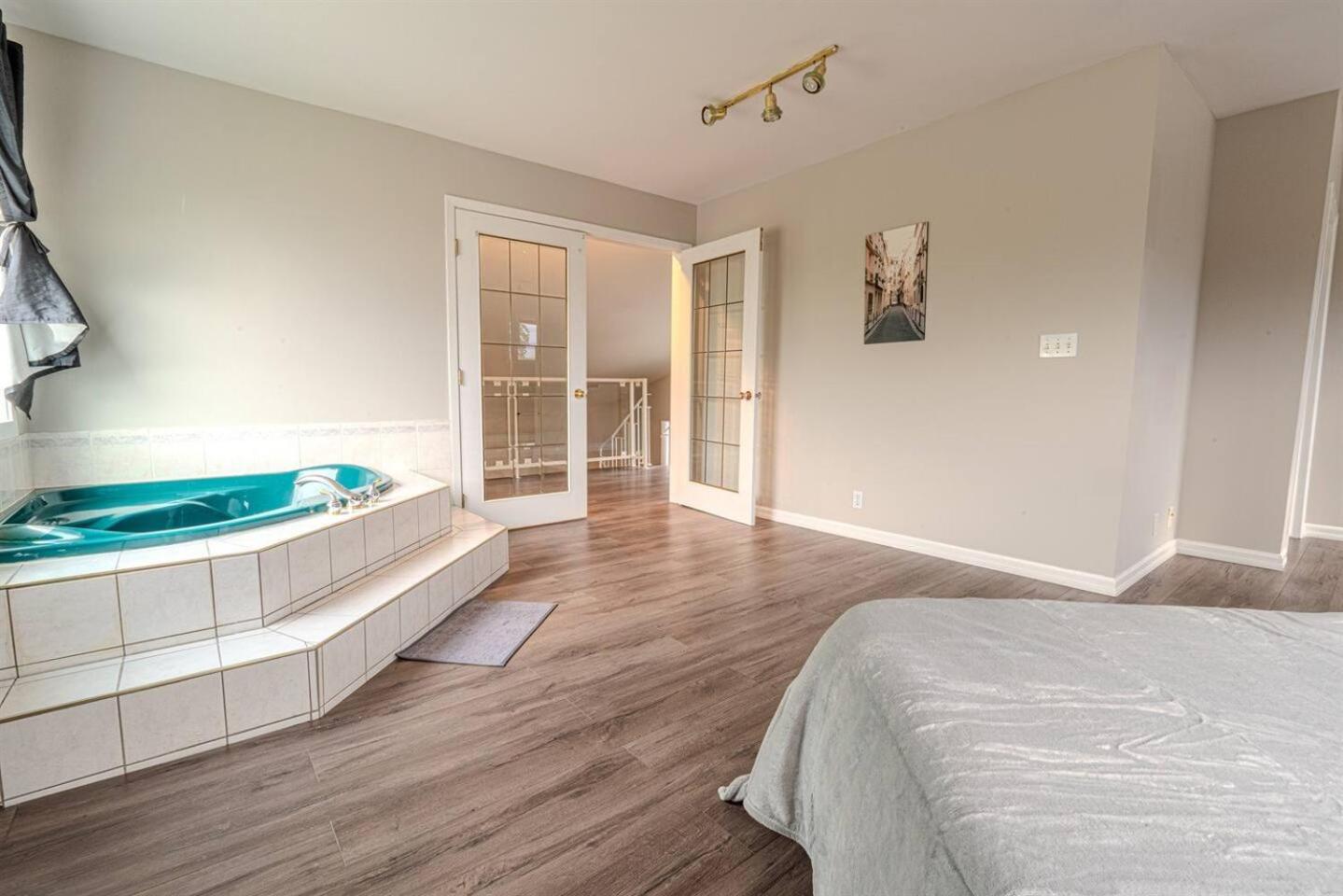 On the TransCanada, AC, 3BR, 3Sofa Bed for upto 12 sleeps