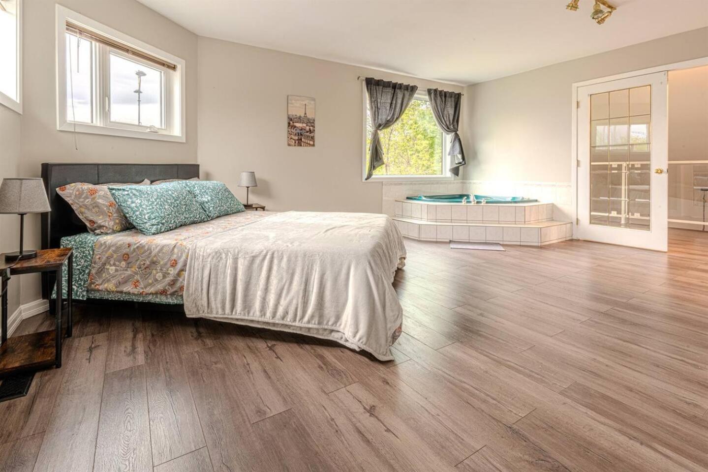 On the TransCanada, AC, 3BR, 3Sofa Bed for upto 12 sleeps