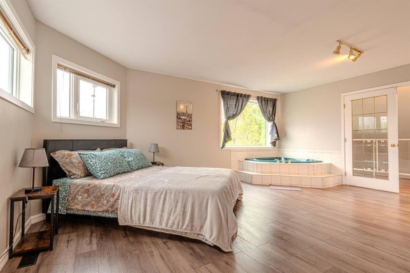 On the TransCanada, AC, 3BR, 3Sofa Bed for upto 12 sleeps
