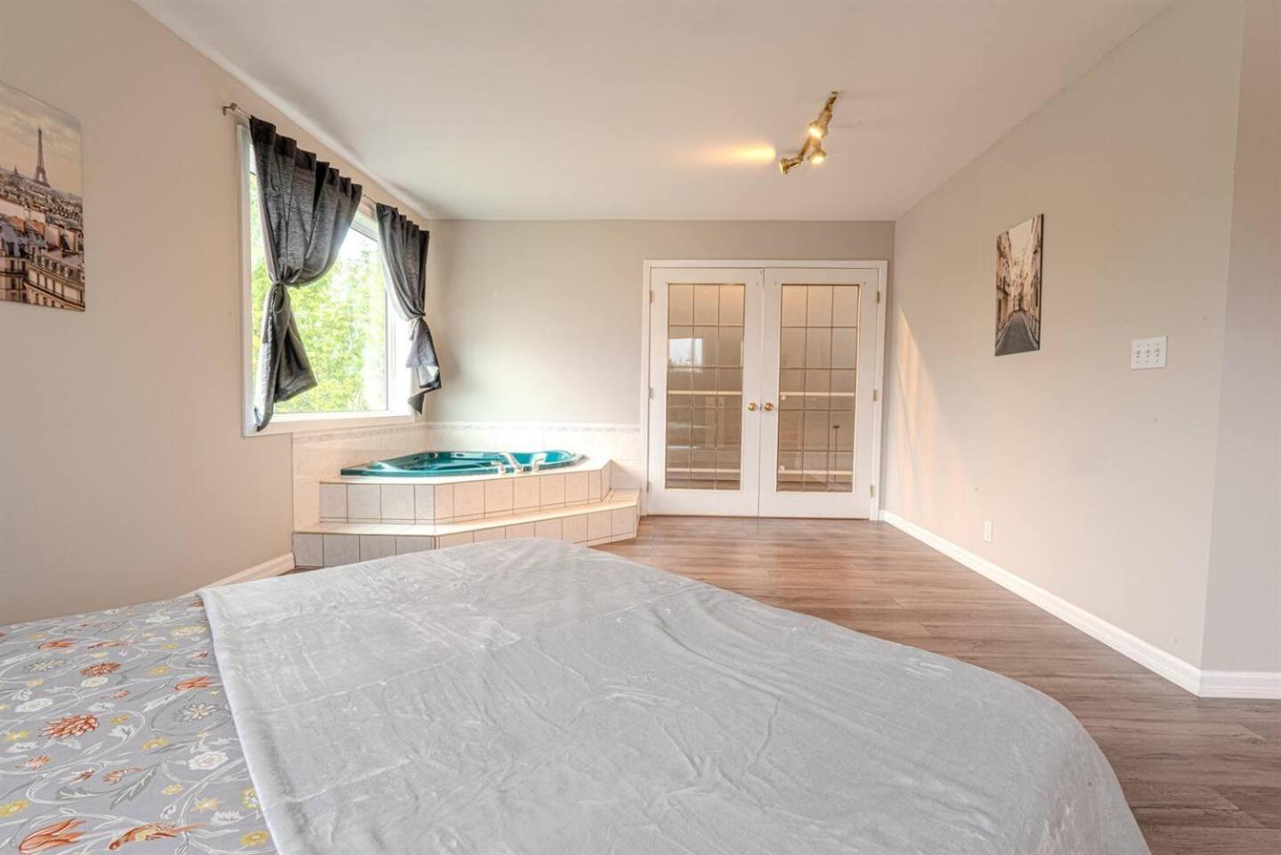 On the TransCanada, AC, 3BR, 3Sofa Bed for upto 12 sleeps