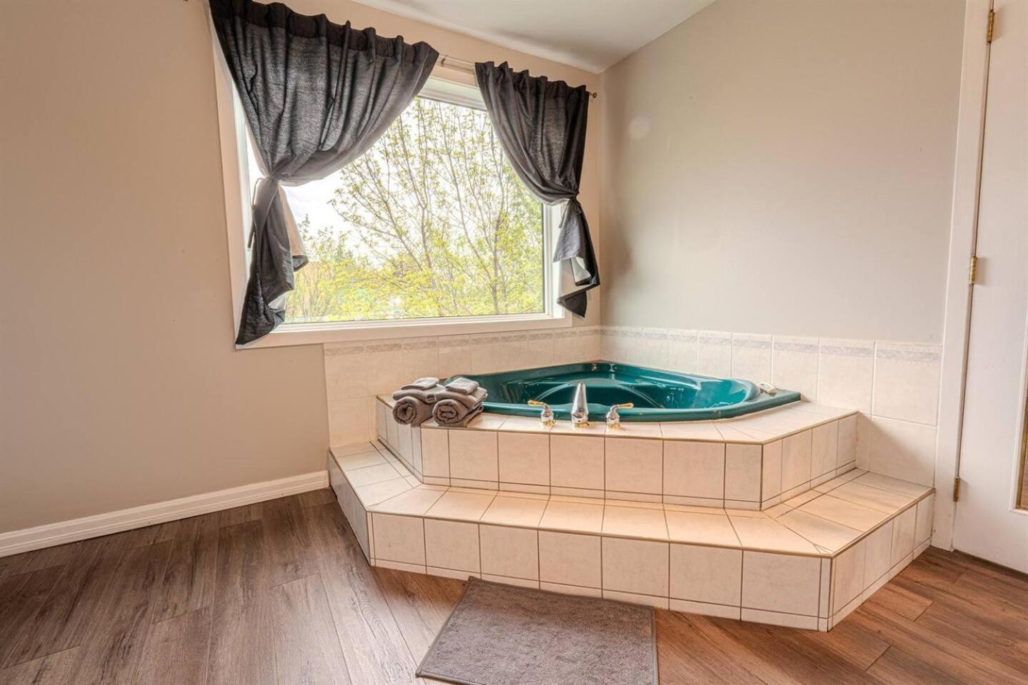 On the TransCanada, AC, 3BR, 3Sofa Bed for upto 12 sleeps