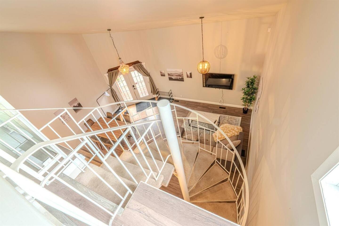 On the TransCanada, AC, 3BR, 3Sofa Bed for upto 12 sleeps