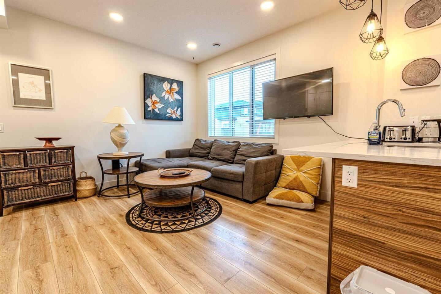 2Bedroom 2.5Bathroom Home near YYC