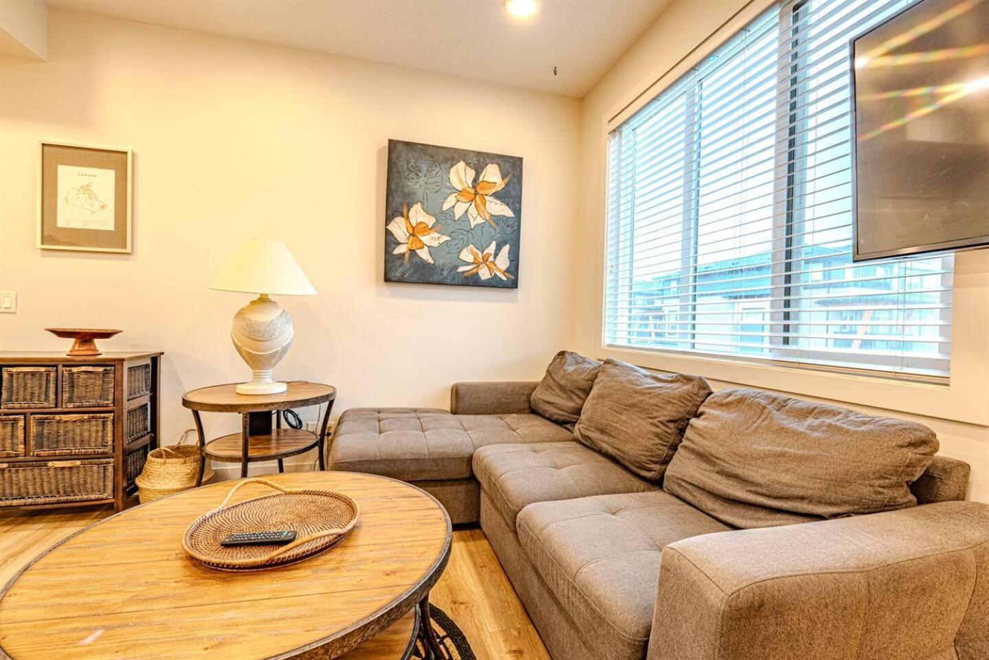 2Bedroom 2.5Bathroom Home near YYC