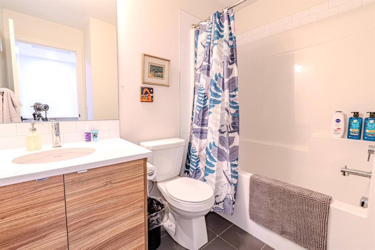 2Bedroom 2.5Bathroom Home near YYC