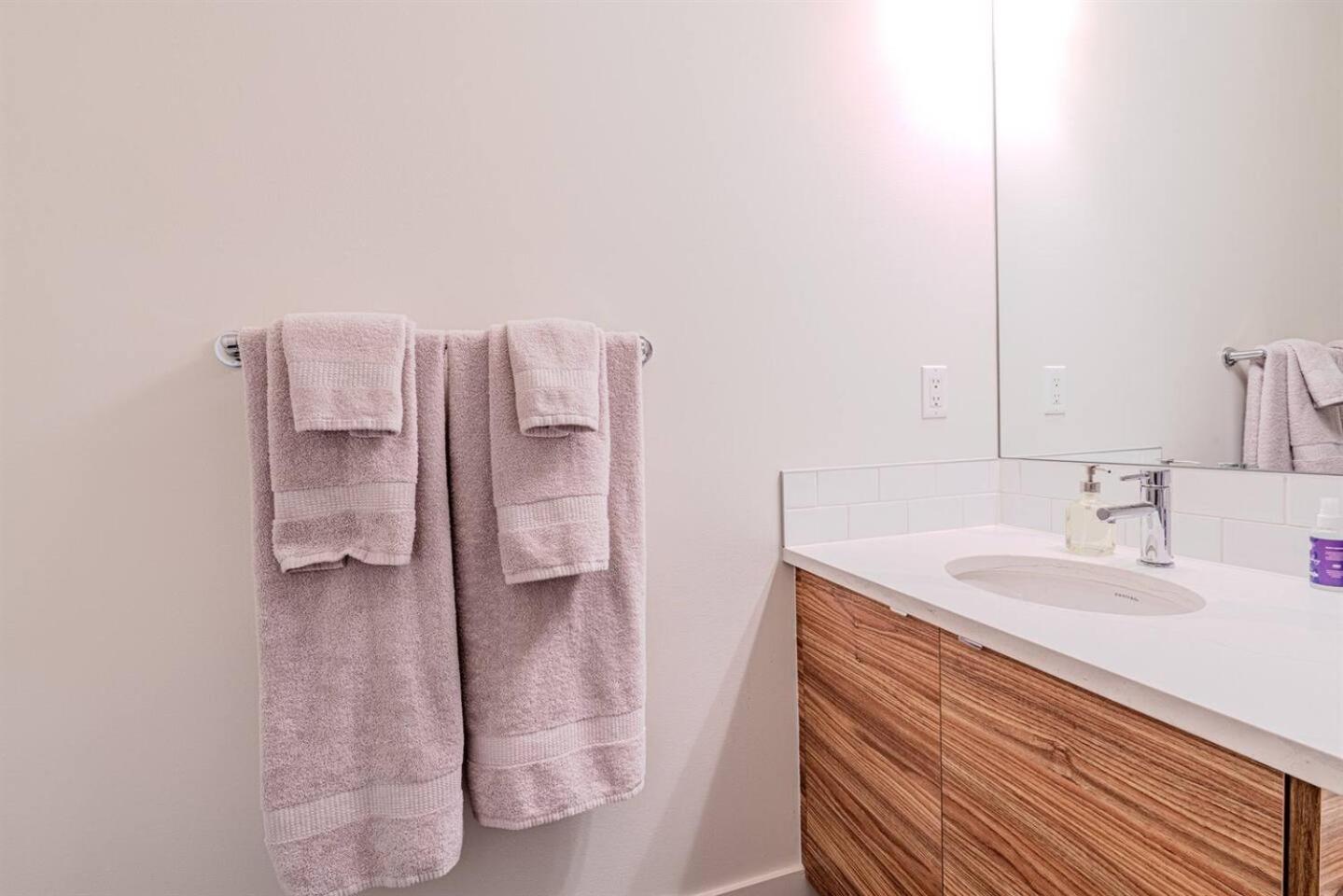 2Bedroom 2.5Bathroom Home near YYC
