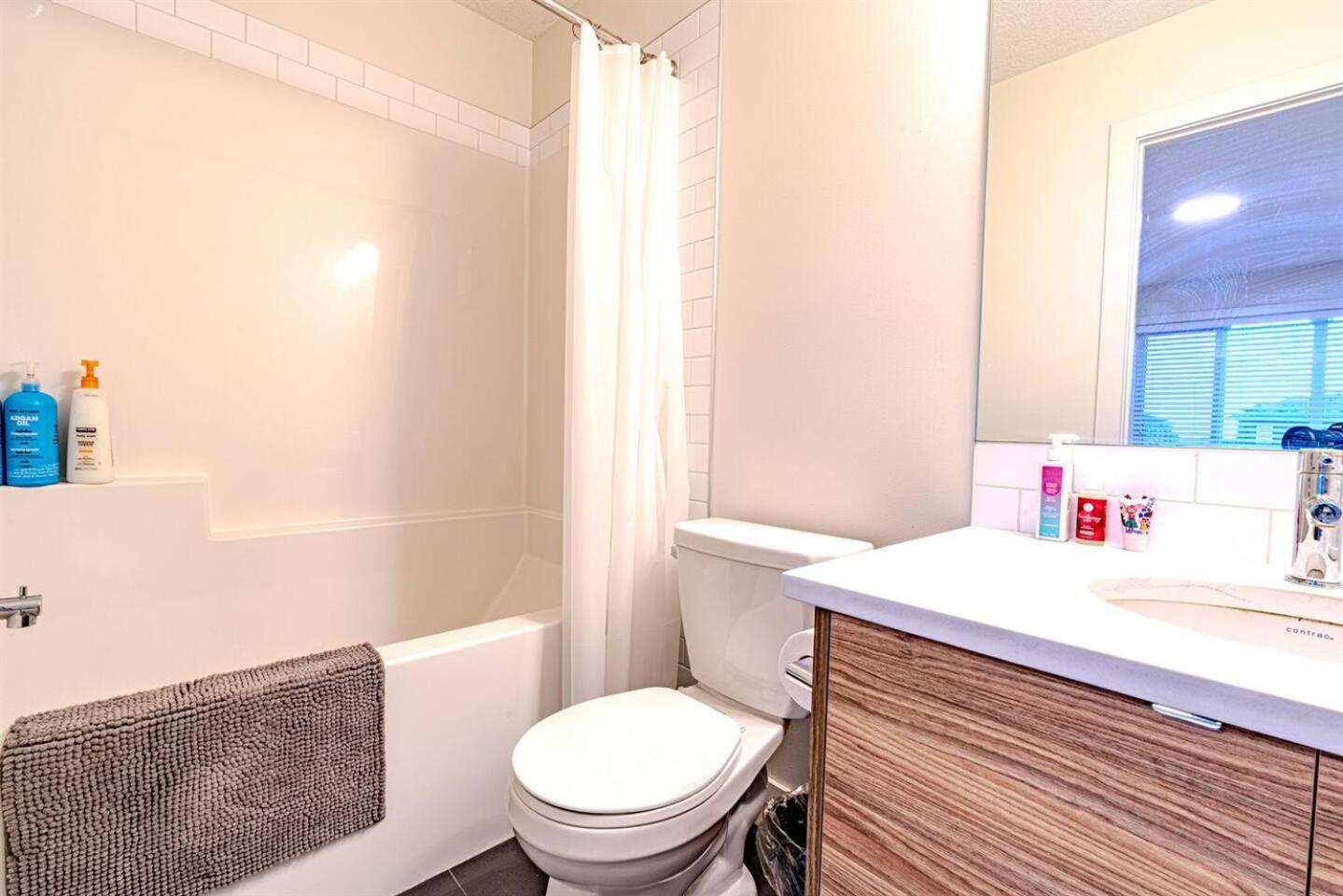 2Bedroom 2.5Bathroom Home near YYC