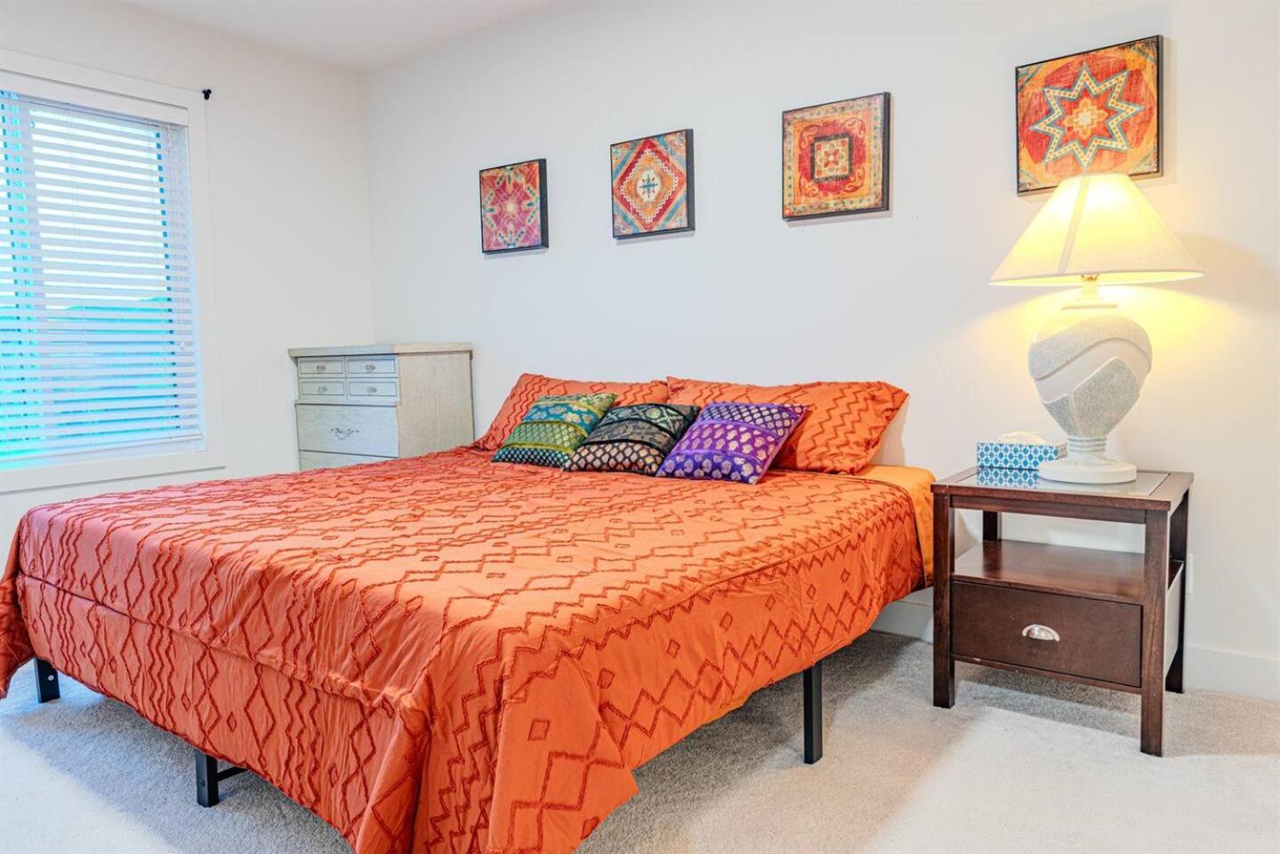 2Bedroom 2.5Bathroom Home near YYC
