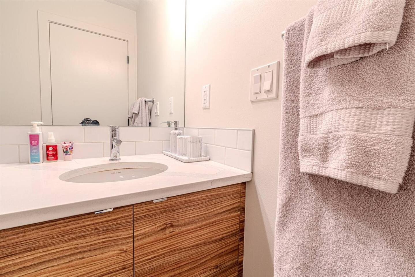2Bedroom 2.5Bathroom Home near YYC