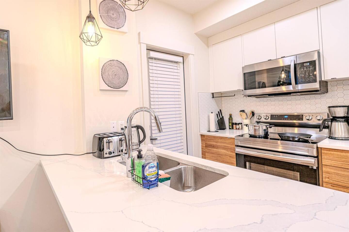 2Bedroom 2.5Bathroom Home near YYC