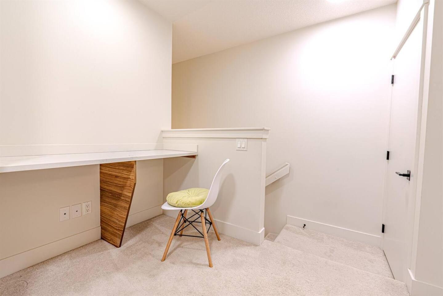 2Bedroom 2.5Bathroom Home near YYC