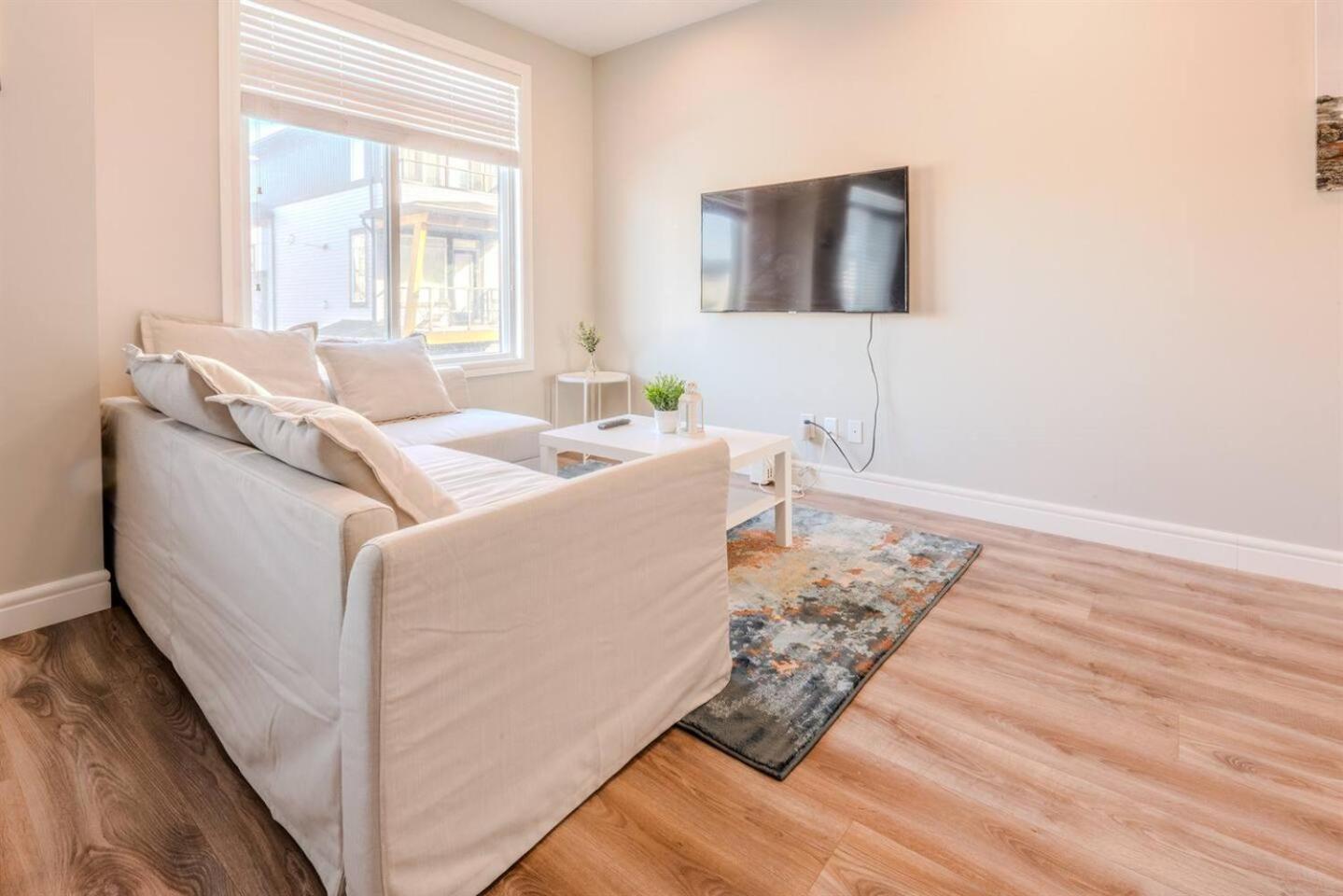 3 Queen size beds near YYC