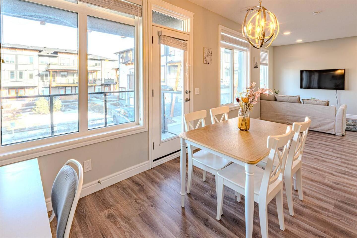 3 Queen size beds near YYC