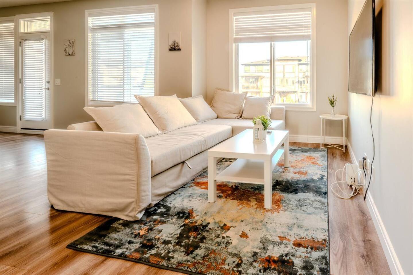 3 Queen size beds near YYC