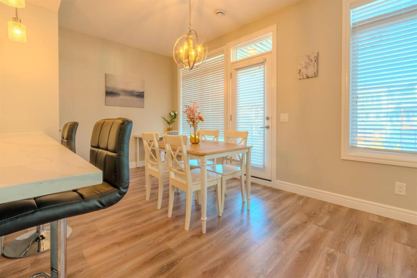 3 Queen size beds near YYC