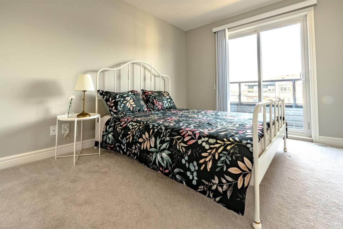 3 Queen size beds near YYC