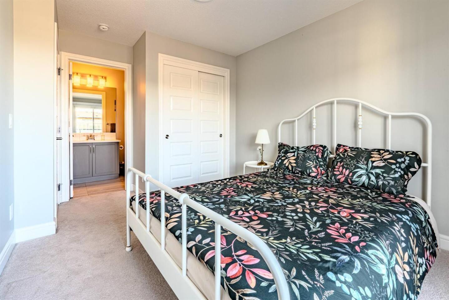 3 Queen size beds near YYC