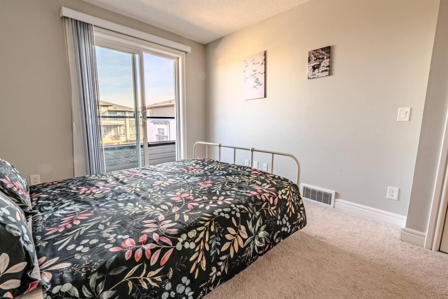 3 Queen size beds near YYC