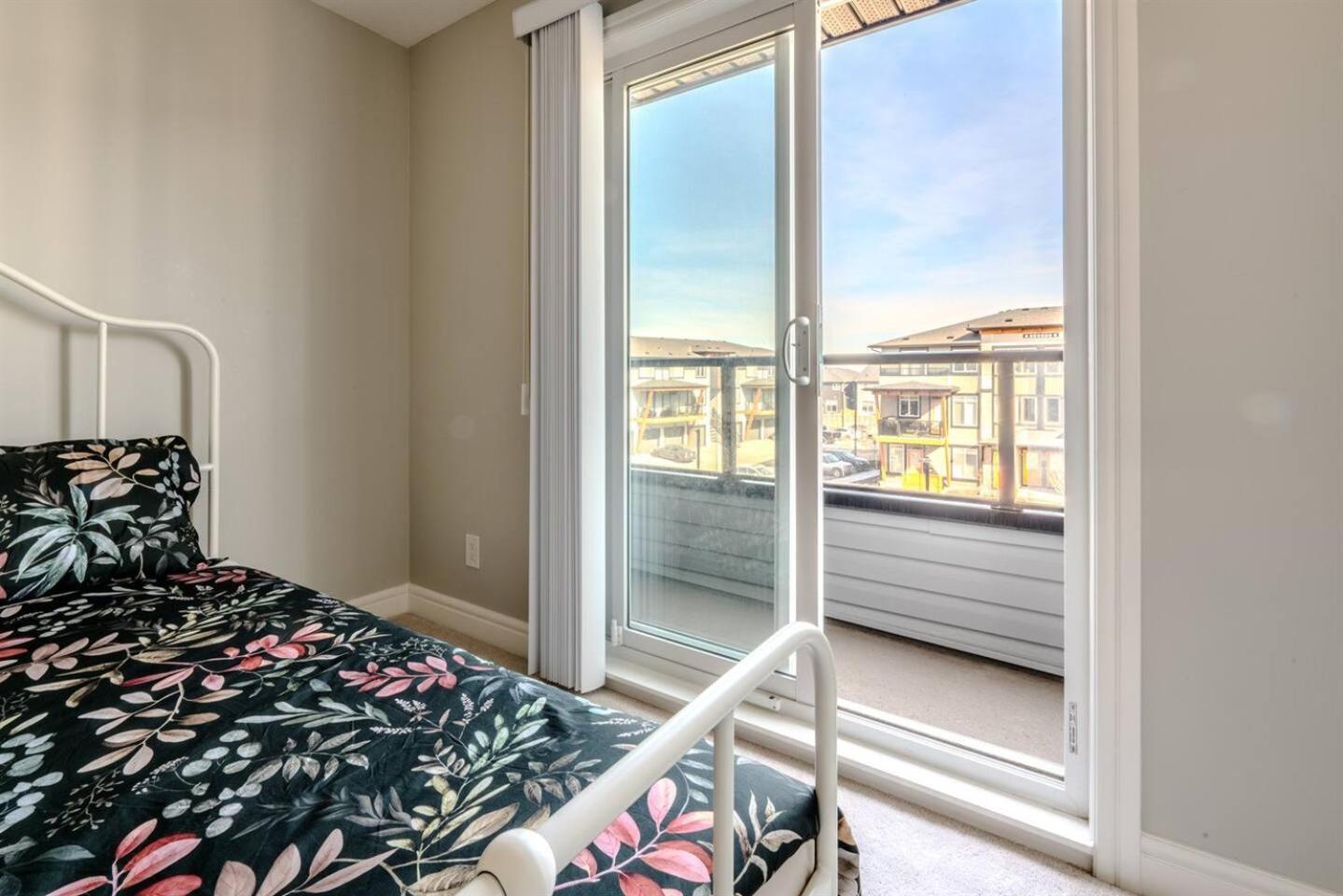 3 Queen size beds near YYC