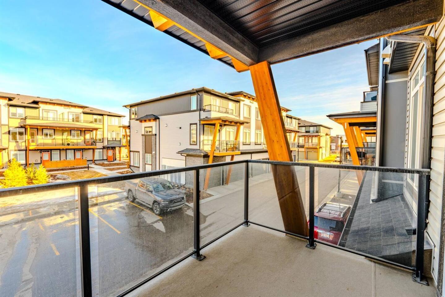 3 Queen size beds near YYC