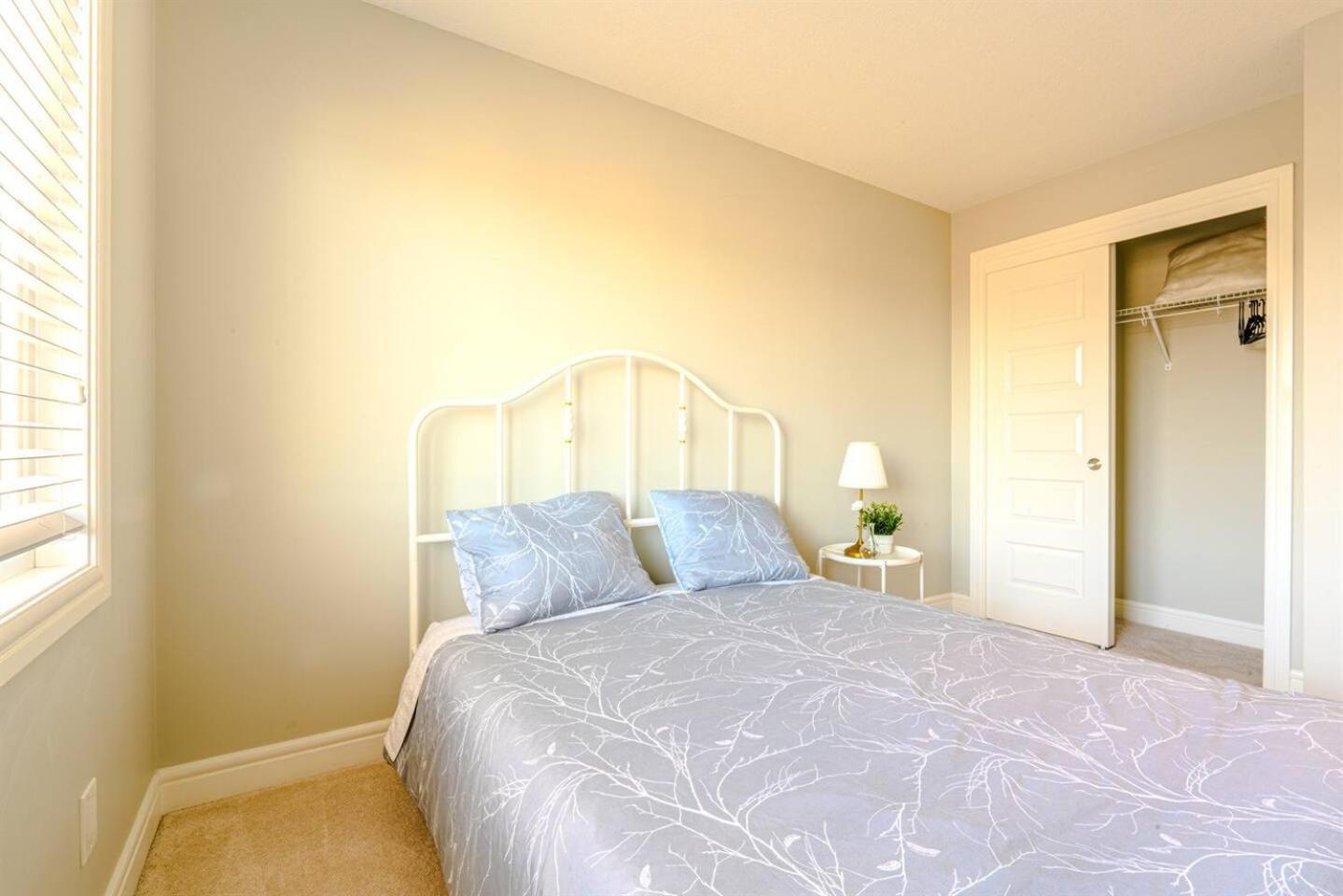 3 Queen size beds near YYC