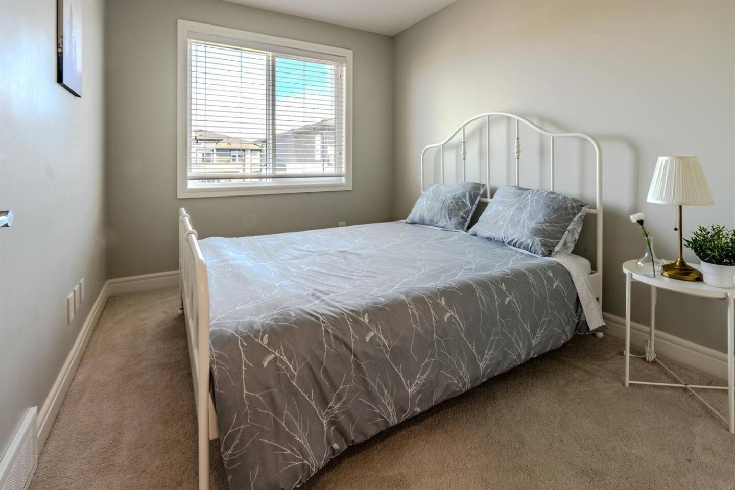 3 Queen size beds near YYC