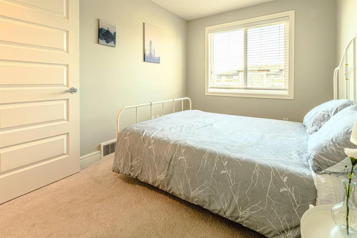 3 Queen size beds near YYC